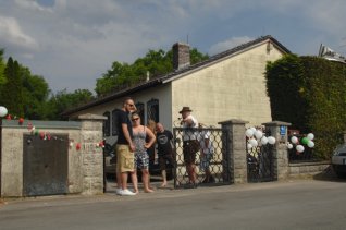 Die Einfahrt zu dem von den Neonazis so bezeichneten 'Braunen Haus'. Foto: Robert Andreasch