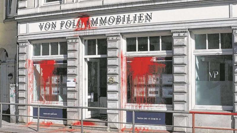  Das Büro an der Elbchaussee ist mit Farbe beschmiert