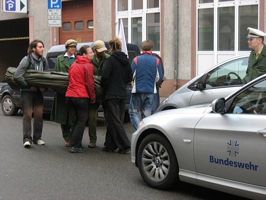 Aktionstheater vor der Tiefgarage - die Bundeswehr muss warten