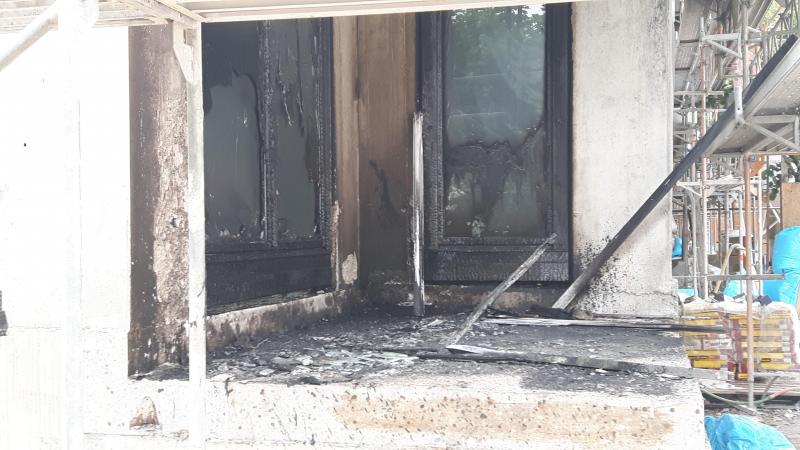 Dieser Balkon eines Neubaus wurde durch einen Brandsatz schwer beschädigt.Foto: Jörn Hasselmann