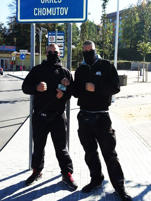 Moritz Schläfke und Tom Petersen mit "Sektion Offensive Lübeck"-Aufkleber in der Hand