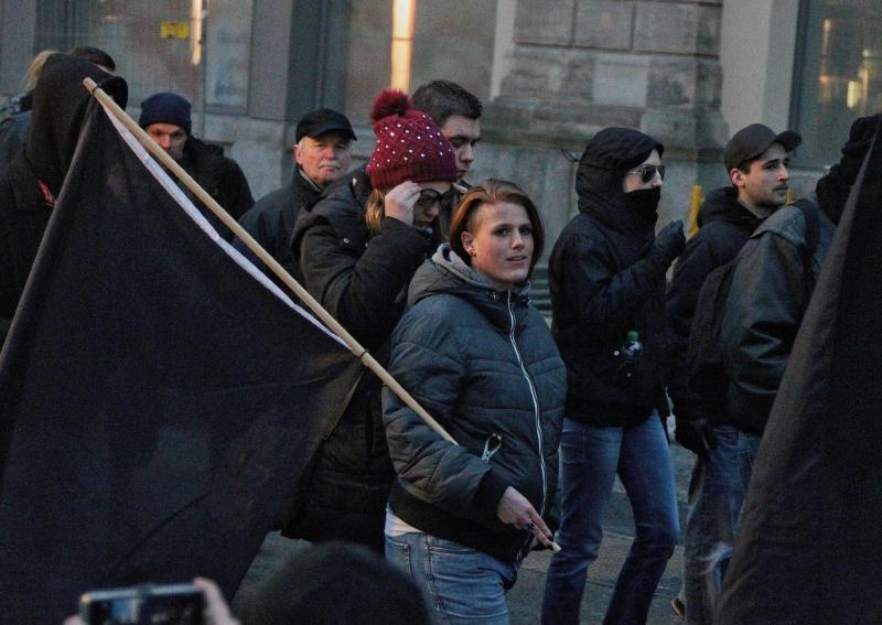 Angelina Bähren (mit Fahne) und Timo Feldpausch (hinten rechts mit Basecap) am 11.02.2017 in Dresden.