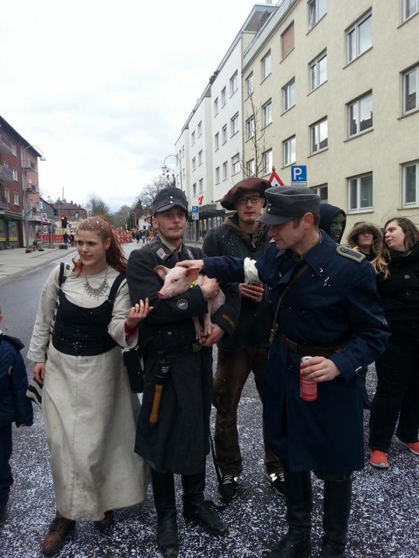 Bähren mit Clique (Wolfgang Goller, unbekannt, Philipp Bruskovsky) beim Fasching