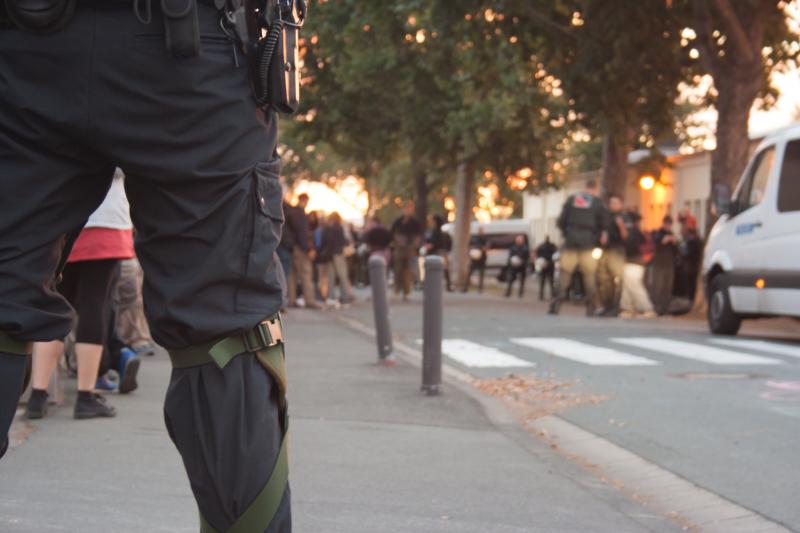 Sie Sonne geht auf! Die Polizei ist gerade angerückt! Etwa 100 UnterstützerInnen versammeln sich vor dem Haus zu einer Sitzblockade