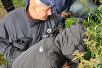 Der Polizist droht den am Boden liegenden Demonstraten mit seinem Totschläger zu verprügeln