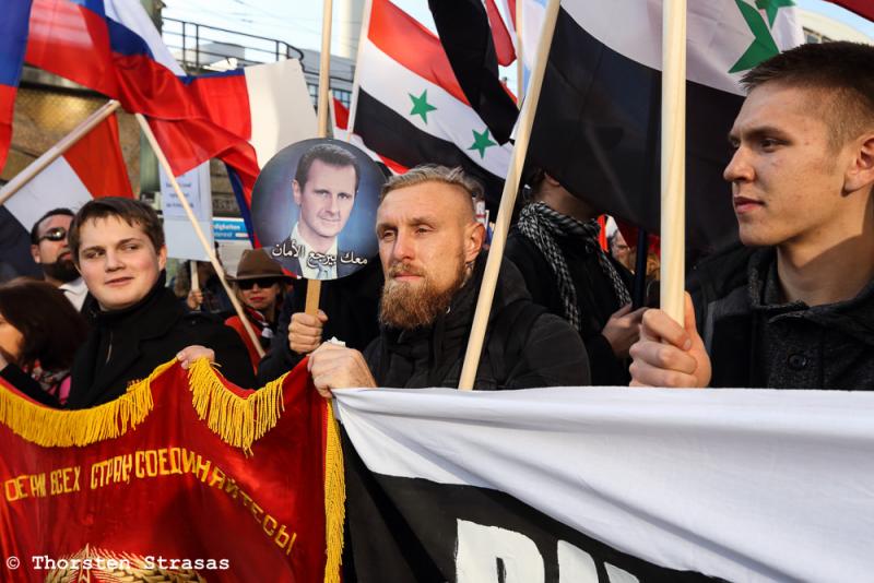 Marc Kluge (Mitte) bei einer Demonstration für Putin und Assad der „Antiimperialistischen Aktion“ am 31.10.2015 in Berlin (Foto: Thorsten Strasas)