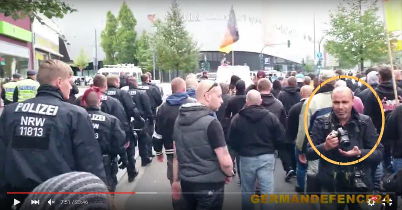 Abdel-Hak Fizazi macht den Kamera-Test für Melanie Dittmer (HoGeSa-Demonstration am 20.09.2015 in Essen)