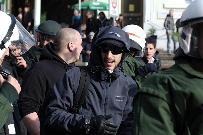 Florian Stech und Philipp Mang am 23.10.2010 unter Polizeischutz auf einer Nazidemo in Offenburg