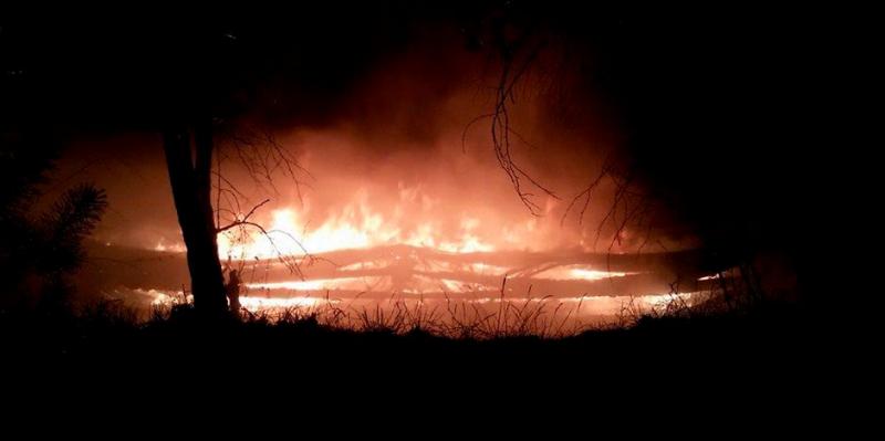 Auf einer Strecke von etwa zwölf Metern standen die Hauptstromleitungen für den Tagebau Hambach am Sonntagmorgen in Flammen.