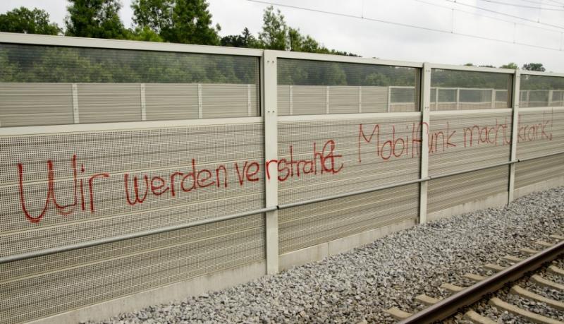 Eine Anti-Mobilfunk-Parole prangt auf einer Wand am Bahnhof.