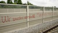 Eine Anti-Mobilfunk-Parole prangt auf einer Wand am Bahnhof.