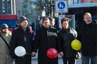 Polit-Prominenz gegen rechts: Der SPD-Bundesvorsitzende Sigmar Gabriel (Mitte), der Oberbürgermeister von Magdeburg, Lutz Trümper (SPD, 2. von links) und weitere Politiker wie Grünen-Chefin Claudia Roth und die Vorsitzende der Linken, Gesine Lötzsch