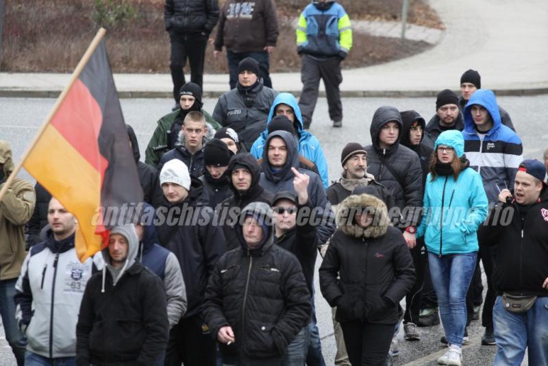 Ungewöhnliche Allianz: Polnische Hooligans am 20. Februar 2016 hinter der Deutschlandfahne auf der letzten asylfeindlichen Demonstration in Frankfurt (Oder). (Quelle: pressedienst frankfurt (oder))