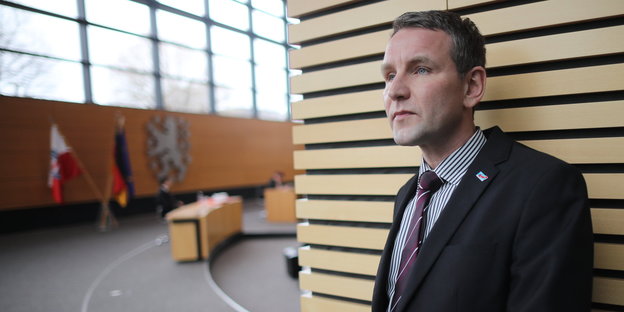 Ganz rechts, aber auch alleine? Björn Höcke im Landtag von Thüringen Foto: dpa