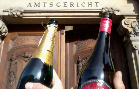 Sekt Flaschen vor Amtsgericht