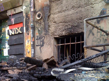 Vom Infostand vor dem KTS-Gebäude ist nur Asche geblieben.l | Foto: Joachim Röderer