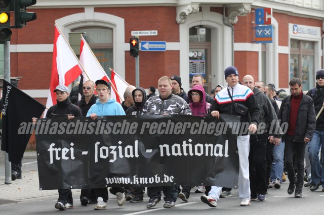 Nicht nur im Stadion aktiv ist der gewaltbereite FCV-Hooligan Danny rechts am Transpi der eigentlich im Jahr 2010 augelösten “Kameradschaft Märkisch-Oder-Barnim” (KMOB)