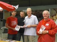 Thieme beim NPD-Infostand in Do-Eving (08/2009)