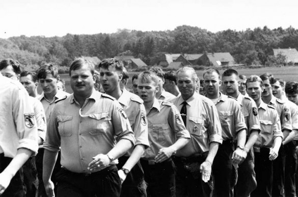 Vorbild Wiking-Jugend? Aufmarsch der 1994 verbotenen Wiking-Jugend