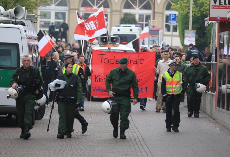 Die Polizei begleitete die Nazis mit einem starken Aufgebot.