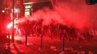 Nach Ende des Schanzenfestes formierte sich ein Protestzug. Pyrotechnik wurde gezündet, Fensterscheiben zertrümmert Foto: Bodo Marks / dpa