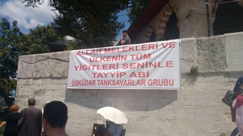 "Die Engel des Gottes und der ganze Mut des Landes sind mit dir Bruder Tayyip. Üsküdar Anti-Panzergruppe."