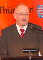 Michael Geiken, Leiter der Abteilung Auswertung im Landesamt, seit 2006 dabei, Fanatiker was den Kampf gegen Linksextremismus angeht, aktuell stellvertretender Leiter, ebenso wie Derichs möglicher Kandidat für neuen Präsidentenposten