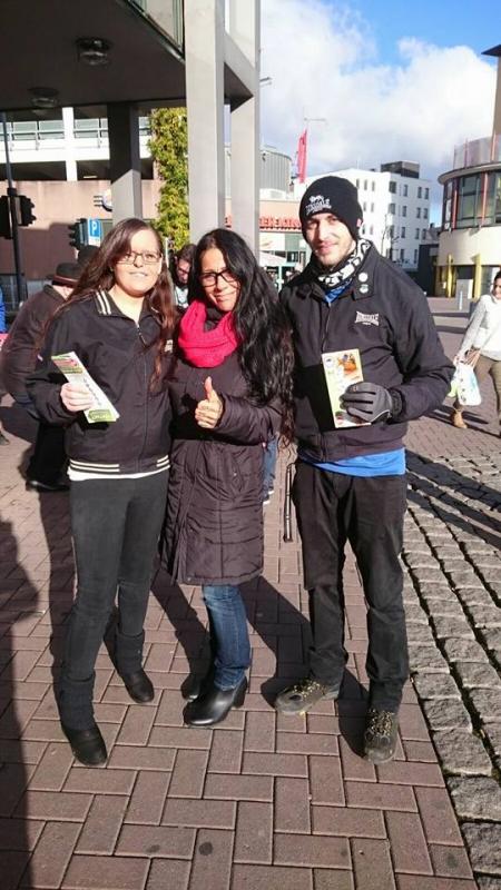 Unterschriftensammlung der NPD am 28. November 2016 in Neunkirchen mit Laura Müller, Jacqueline Süßdorf und Angelo Müller.