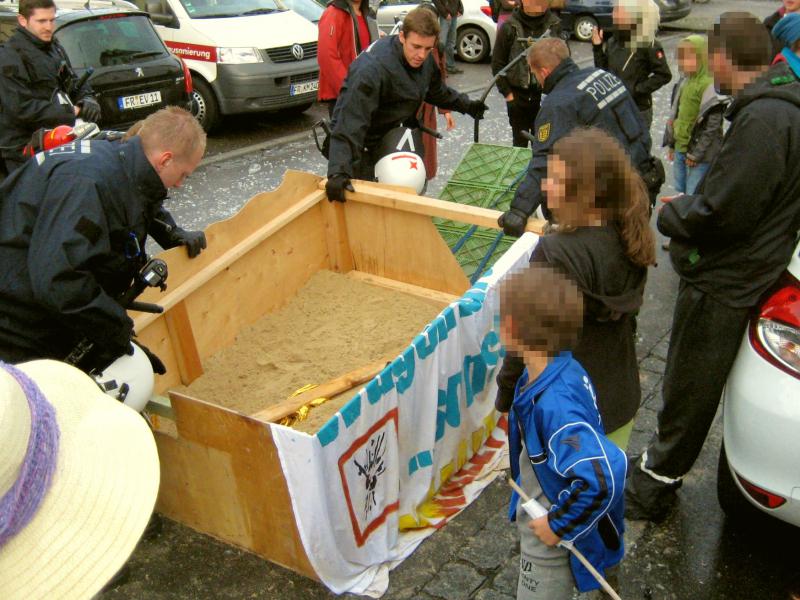 [Freiburg] Sandkasten auf dem Straßenfest am späten Nachmittag in der Wilhelmstraße