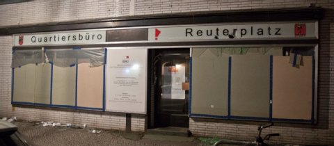  Die Fensterscheiben deses Neuköllner Quartiermanagements in der Hobrechtstraße wurden in der Nacht zum Sonntag (7.2.2016) mit Steinen eingeworfen.  Foto: ABIX