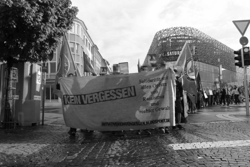 Die Demo auf dem Weg in die Altstadt nach der Zwischenkundgebung