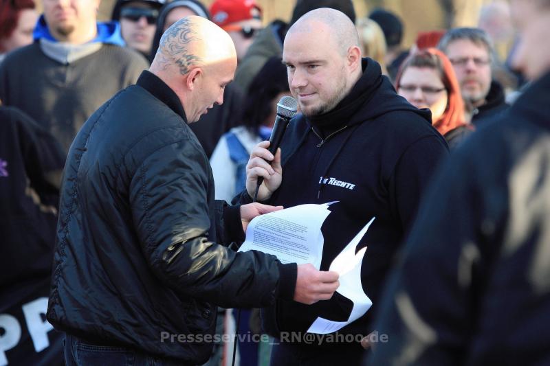 Ingo Zimmerman, Landesvorsitzender der Partei "Die Rechte" Sachsen-Anhalt (mit Mikrofon)