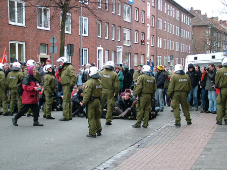 Die ersten sitzen auf der Straße