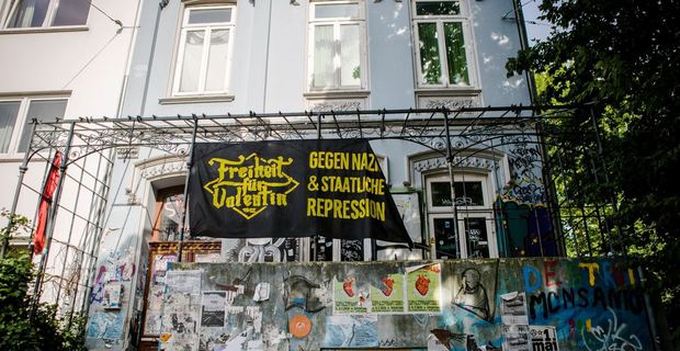 Ein Banner am Sielwallhaus forderte die Freilassung des bis November inhaftierten Ultras Valentin. Nun ist der Haftbefehl gegen Valentin wieder in Vollzug gesetzt worden. (Suhwa Lee)