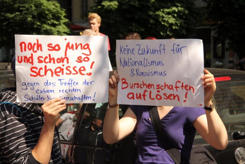  Die Demonstranten hielten ihre Plakate friedlich in die Luft - die Aussagen darauf waren dennoch eindeutig.