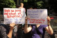  Die Demonstranten hielten ihre Plakate friedlich in die Luft - die Aussagen darauf waren dennoch eindeutig.