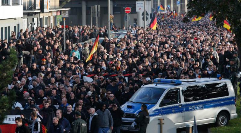 Aus der Menge wurden "Ausländer raus"-Rufe angestimmt. Zugleich kamen rund 500 Teilnehmer zu einer Gegendemonstration zusammen.