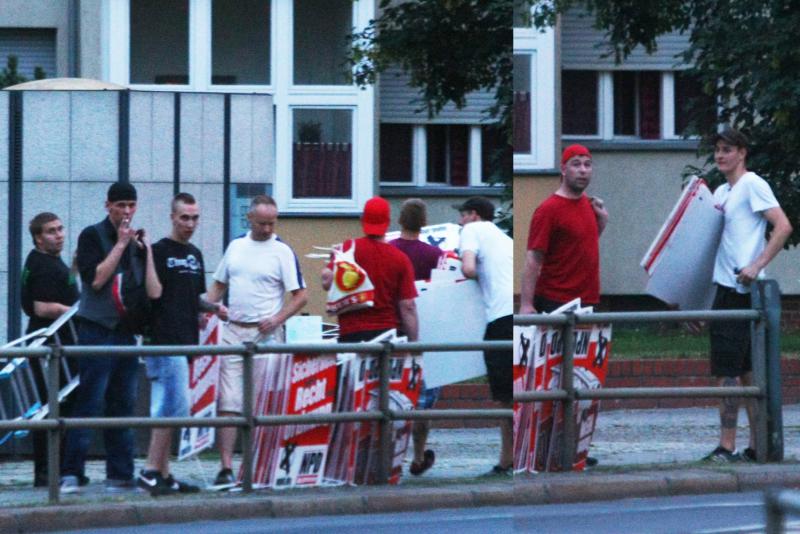 Pla­ka­tieren für die NPD: Fabian Knop (links), Daniel Stern (schwarzes Shirt), Diego Pfeifer (rotes Shirt), Chris­tian Schmidt (weißes Shirt) in Wei­ßensee, 6. August 2013