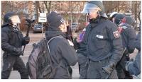 Der Grünen-Landtagsabgeordnete Sebastian Striegel (zweiter von l.) am 13. Januar in Magdeburg im Wortgefecht mit einem Polizisten der Landespolizei Niedersachsen nach der Festnahme eines Demonstranten. | Foto: Matthias Fricke