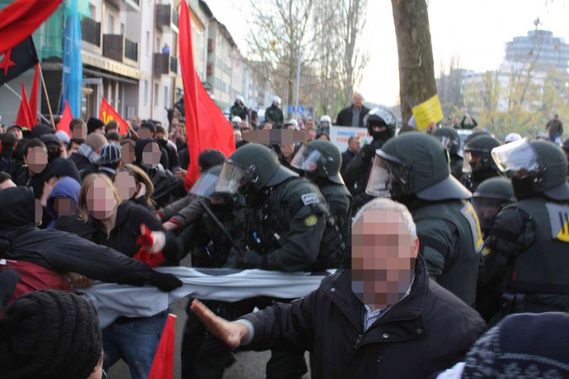 BFEler greifen DemonstrantInnen mit Teleskopschlagstöcken an