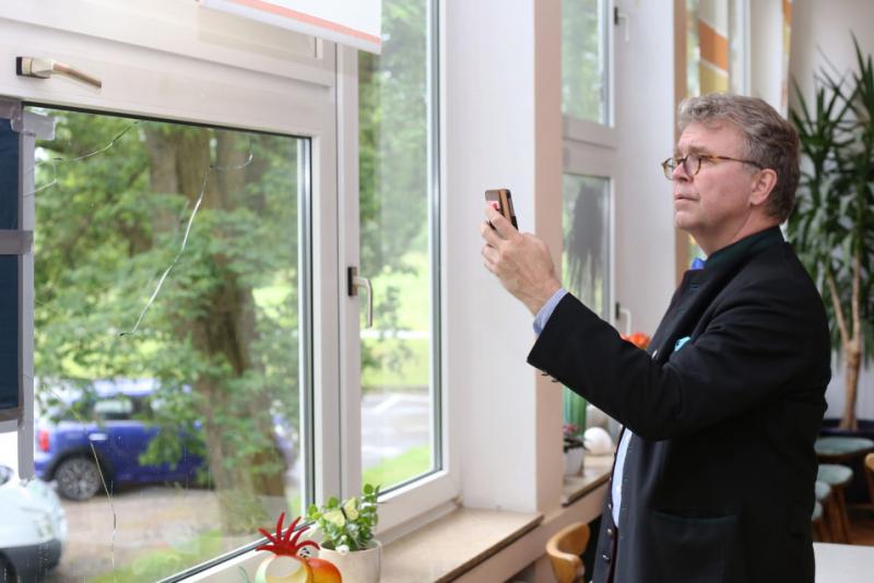 Der AfD-Landtagsabgeordnete Heinrich Fiechtner fotografiert im Vereinsheim des 1. FC Eislingen die Schäden. Dort gingen in der Nacht auf Dienstag zwei Scheiben zu Bruch