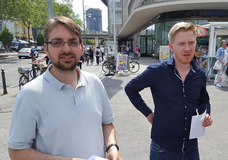 Jannik Brämer (rechts) und  Alexander Bertram (JA-Vorstand, Mitarbeiter AfD-Bundesgeschäftsstelle, Bezirksvorstand Treptow-Köpenick und BVV-Mitglied