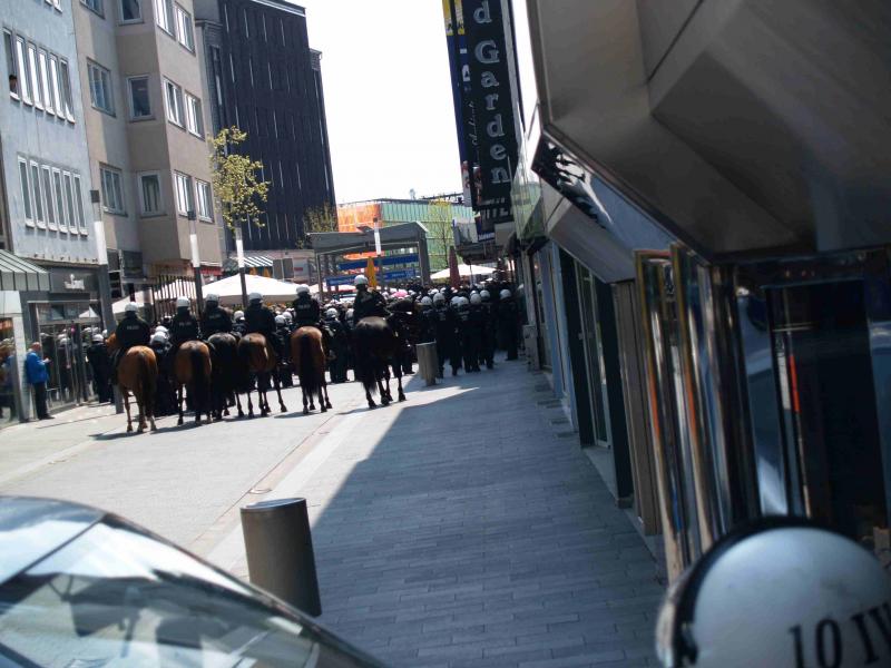 Linker Hand die Polizeifahrzeuge, weit dahinter die Polizei, die den Kessel formiert