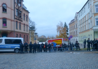 (Abgesperrt und ab vom Schuss: die NPD-Kundgebung in der Kasernenstraße)