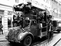 20.03.2004, Auch kreativ dekorierte Wagen durften auf der Love or Hate Parade im Rahmen des Aktionswochenendes nicht fehlen.