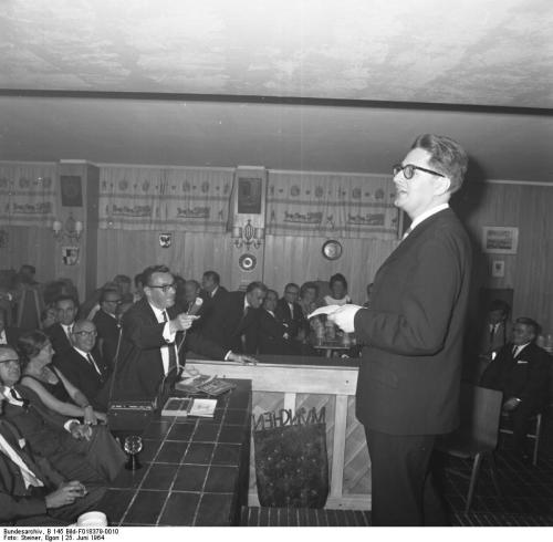 Der oberste M.ner: Hans-Jochen Vogel (hier im Juni 1964 in Bonn) war zur Zeit der Schwabinger Krawalle Oberbürgermeister von M. Zuerst versuchte er noch, die Straßenschlachten mit Diplomatie zu beenden. Doch nach ein paar Tagen verlor auch er die Geduld