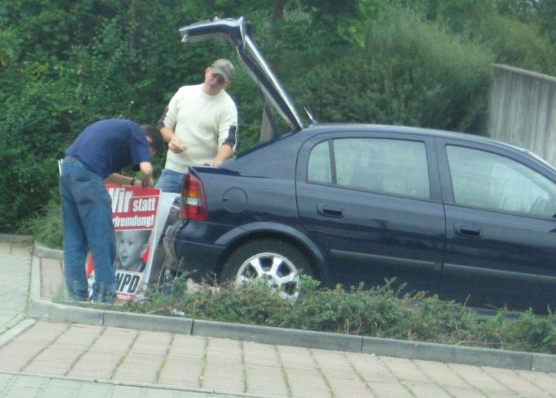 Marc Freitag und Patrick Zwerger am gleichen Tag beim Plakatieren in Lindau 