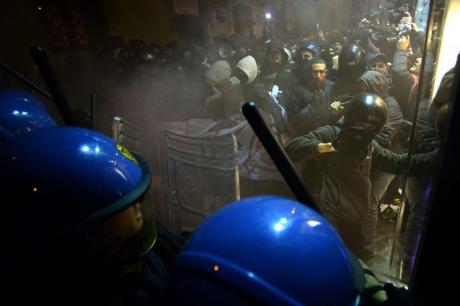 Hundreds of protesters opposed to the construction of a high speed rail link have clashed with police during a visit to Rome by the French President, Francios Hollande. 