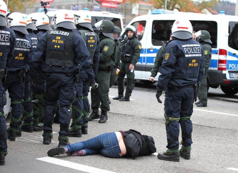 Beamte lassen Verletzte ohne Versorgung auf der Straße liegen.