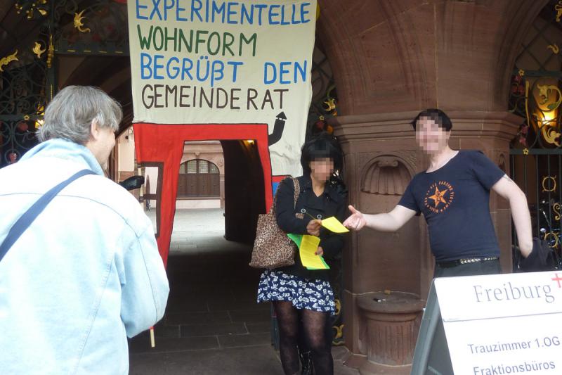 ...vor der Gemeinderatssitzung im Rathaus